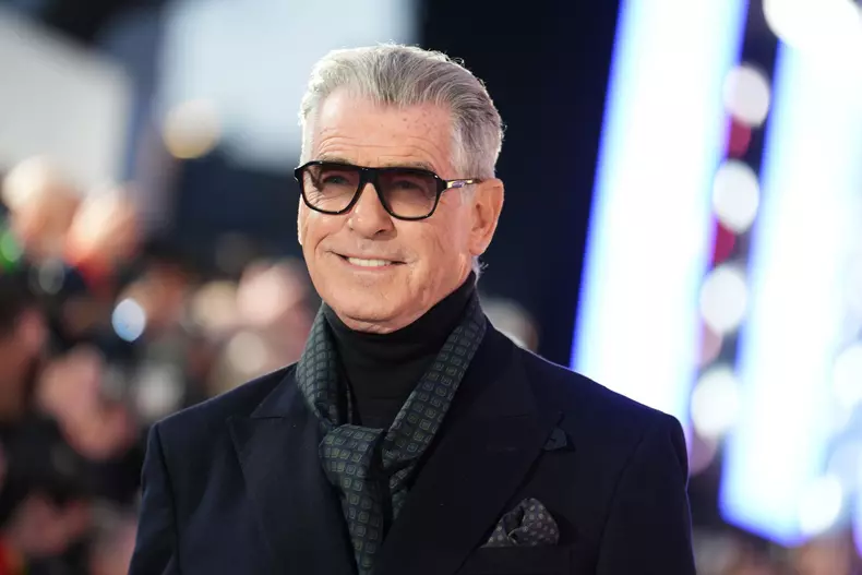 Pierce-Brosnan-lapremiera-MobLand