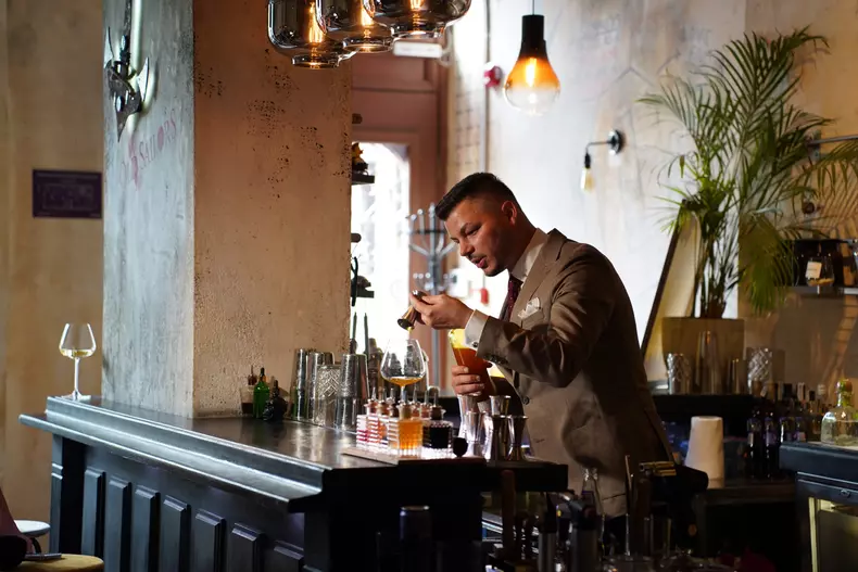 Valentin Luca a lansat cartea Signature cocktails (3)