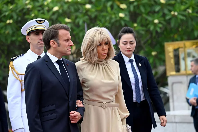Le président Emmanuel Macron et sa femme Brigitte entament leur voyage en Asie du Sud-Est en commençant par le Vietnam