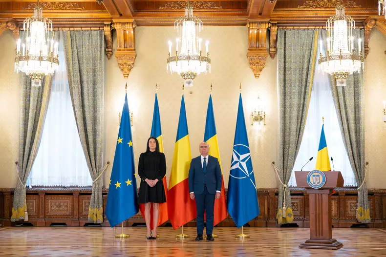 Cristina-Neagu-decorată-de-președintele-interimar-Ilie-Bolojan (1)