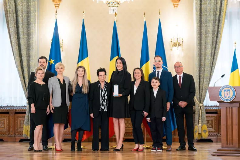 Cristina-Neagu-decorată-de-președintele-interimar-Ilie-Bolojan (5)