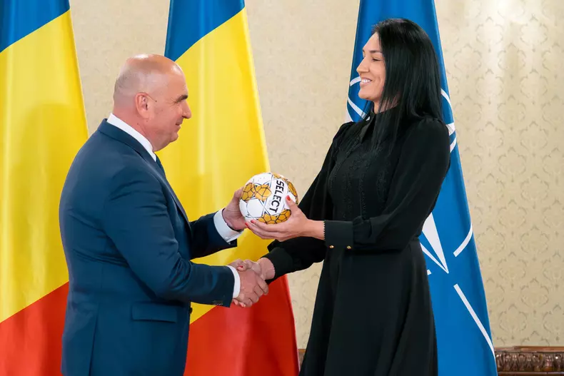 Cristina-Neagu-decorată-de-președintele-interimar-Ilie-Bolojan (6)