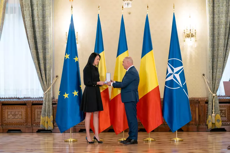 Cristina-Neagu-decorată-de-președintele-interimar-Ilie-Bolojan (8)