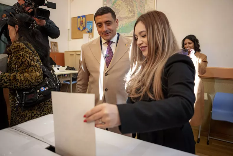 BUCURESTI - ALEGERI PREZIDENTIALE - TURUL I - GEORGE SIMION
