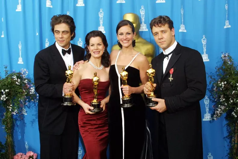 Benicio Del Toro, Marcia Gay Harden, Julia Roberts și Russell Crowe, la premiile Oscar 2001