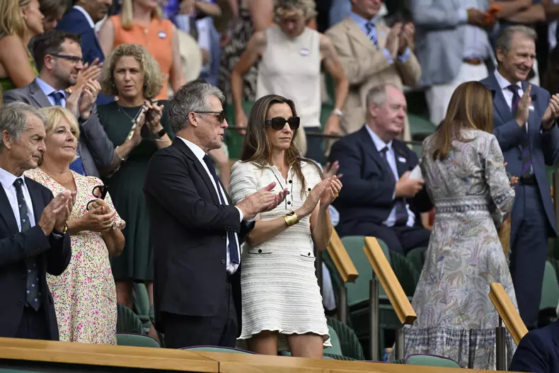 Hugh Grant et sa femme Anna Eberstein, assis derrière la reine consort d'Angleterre, assistent au tournoi de tennis de Wimbledon à Londres