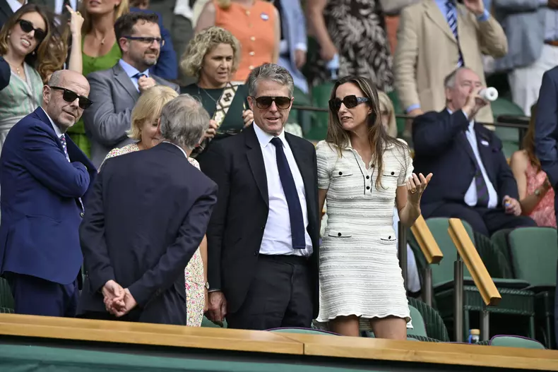 Hugh Grant et sa femme Anna Eberstein, assis derrière la reine consort d'Angleterre, assistent au tournoi de tennis de Wimbledon à Londres
