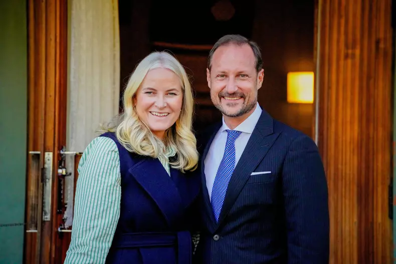 Gol 20250923. Crown Prince Haakon and Crown Princess Mette-Marit visit Gol Husflidslag on the county tour in Hallingdal. Photo: Ole Berg Rusten / NTB   This text is auto translated