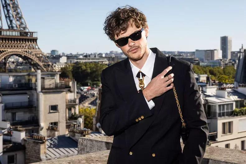 Les acteurs de la série "L'Été où je suis devenue jolie" (The Summer I Turned Pretty) posent à l'hôtel Shangri-La Paris à l'occasion de la sortie de la saison 3