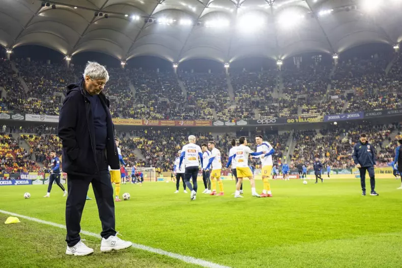 Coach Mircea Lucescu at warms up