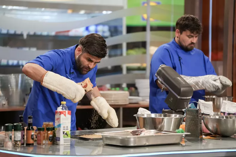 A doua lovitură va obliga trei dintre echipe să lucreze purtând mânușile de gătit_3