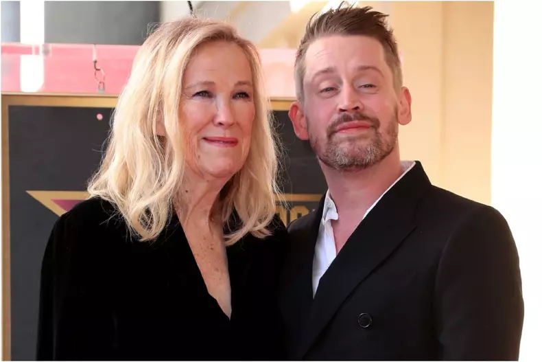 macaulay-culkin-omagiu-catherine-ohara-mama-singur-acasa (1)