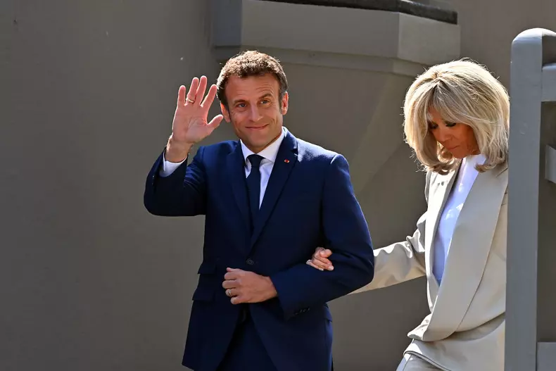 Emmanuel Brigitte Macron alegeri prezidentiale Franta 2022