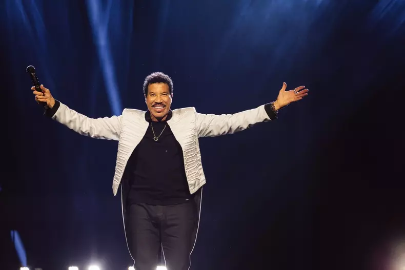 Lionel Richie Performs for Enthusiastic Glasgow Crowd During UK Tour Leg