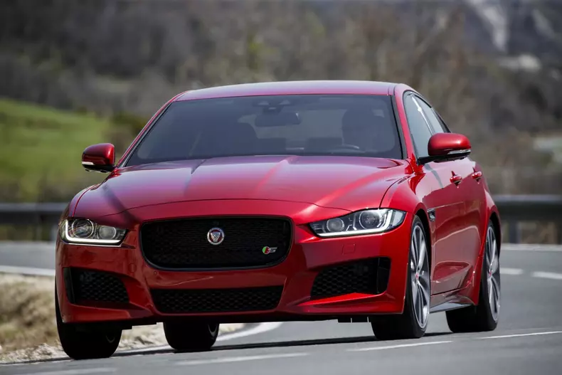Jaguar_XE_IRR_V6S_052
