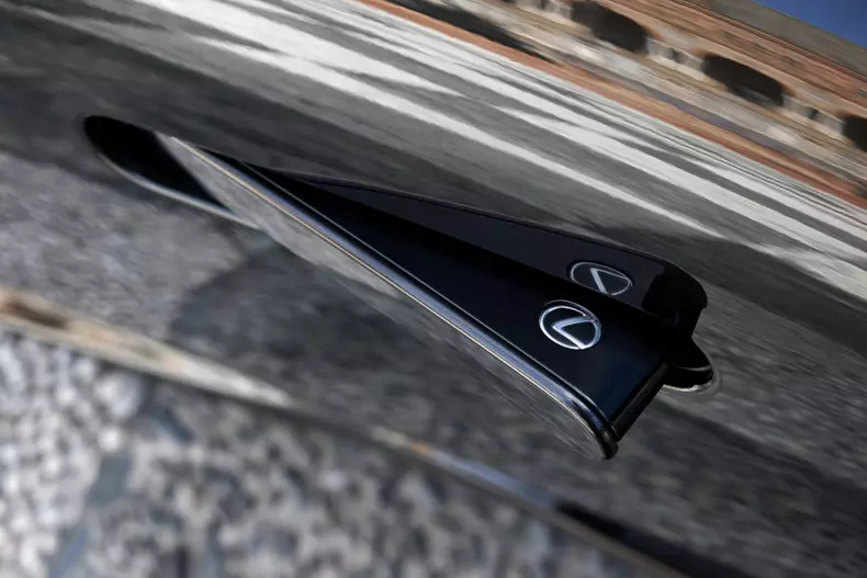 2017-lexus-lc-coupe-27