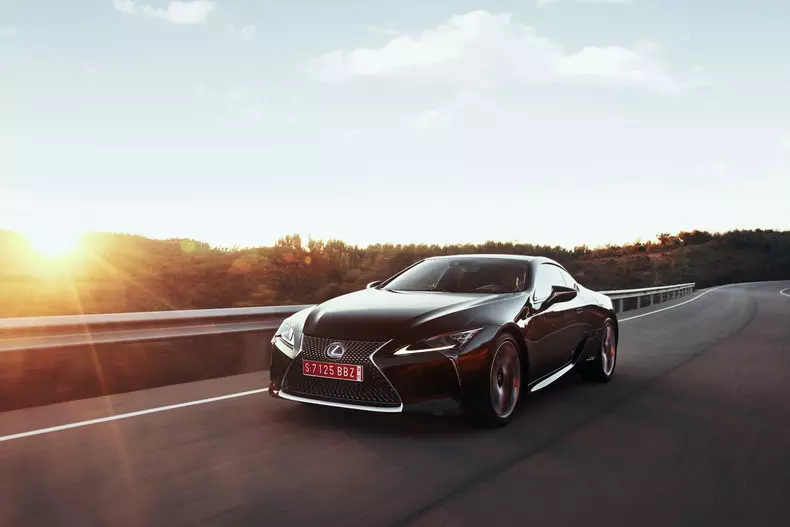 2017-lexus-lc-coupe-38