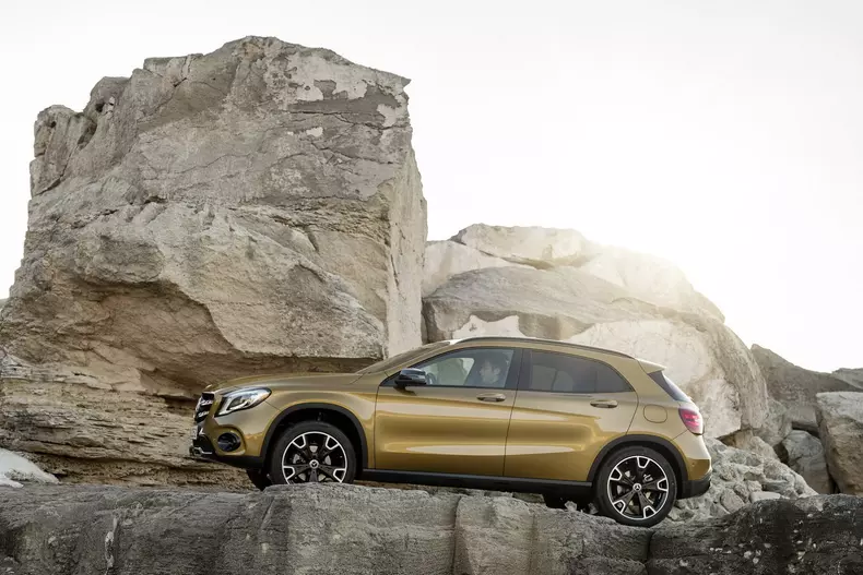 2017-mercedes-benz-gla-facelift-113