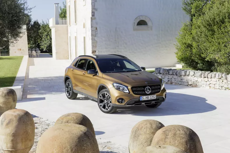 2017-mercedes-benz-gla-facelift-121