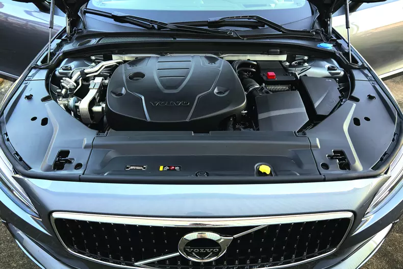 Volvo V90 Cross Country vs Mercedes Clasa E All-Terrain