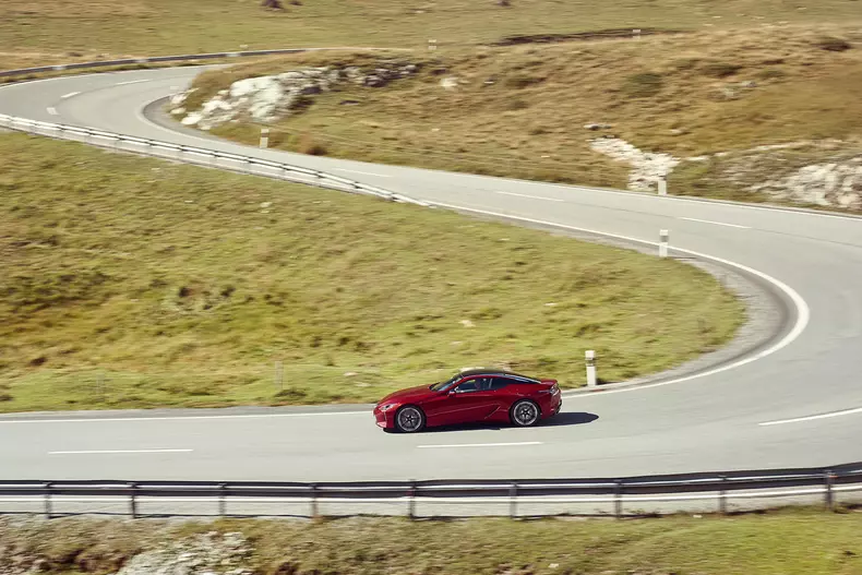 Lexus_LC500_dynamic_012