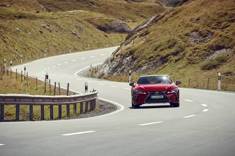 Lexus_LC500_dynamic_013