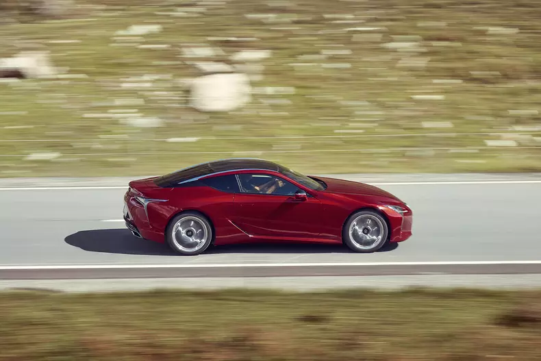 Lexus_LC500_dynamic_015