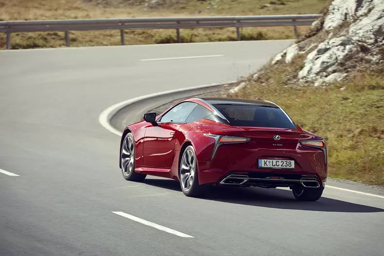 Lexus_LC500_dynamic_017