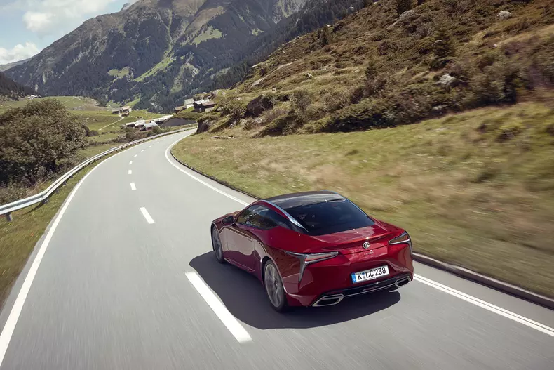 Lexus_LC500_dynamic_018