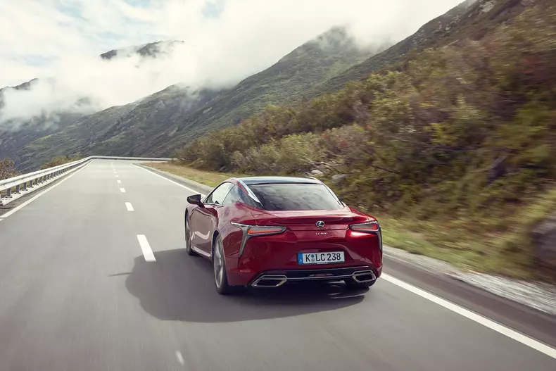 Lexus_LC500_dynamic_024