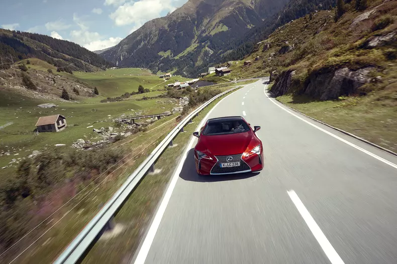 Lexus_LC500_dynamic_025