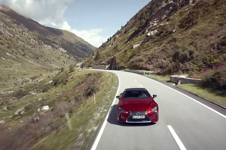 Lexus_LC500_dynamic_026