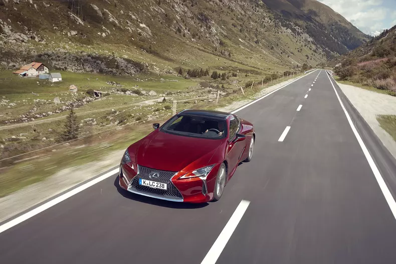 Lexus_LC500_dynamic_027