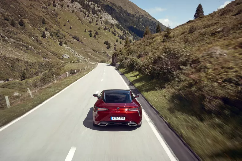 Lexus_LC500_dynamic_028