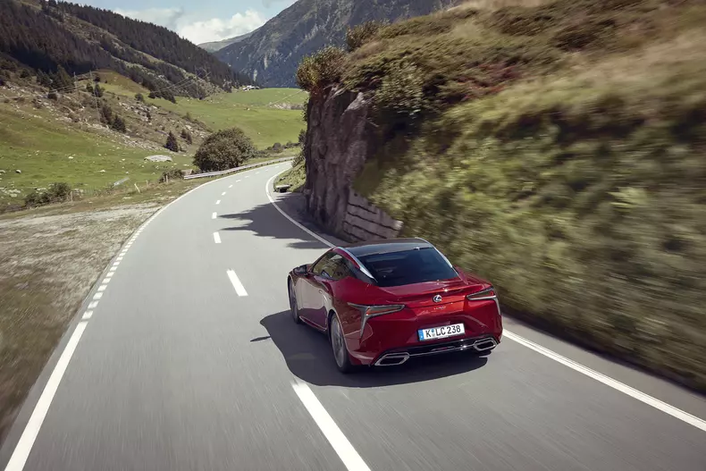 Lexus_LC500_dynamic_029