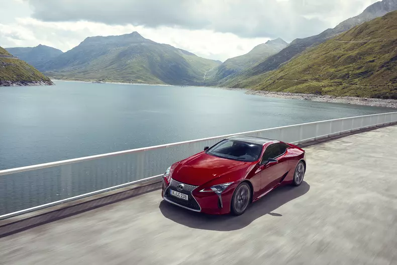 Lexus_LC500_dynamic_030