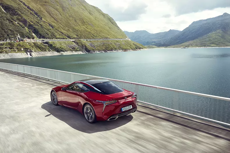 Lexus_LC500_dynamic_031