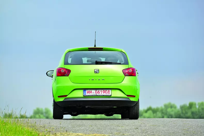 Seat als Gebrauchtwagen fotografieren.Redakteur Lars Jakumeit