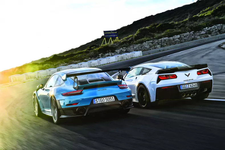 Sportwagenvergleich Porsche GT2 RS Corvette Z06