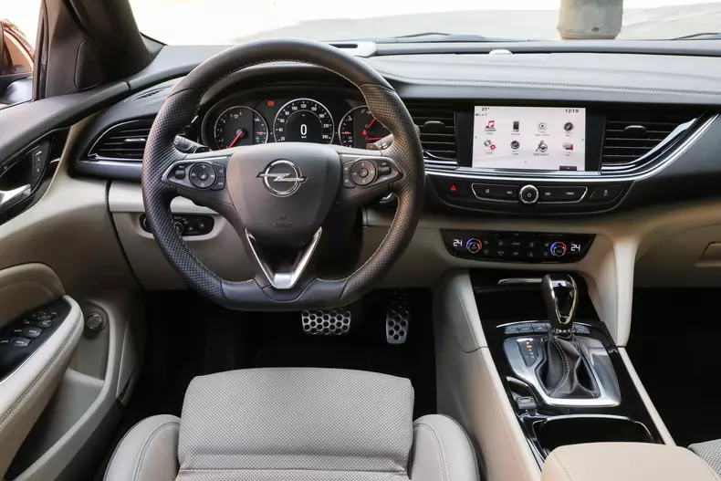 opelinsigniaCOUNTRYTOURER02