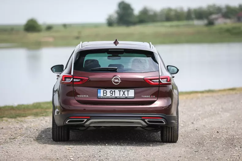 opelinsigniaCOUNTRYTOURER08