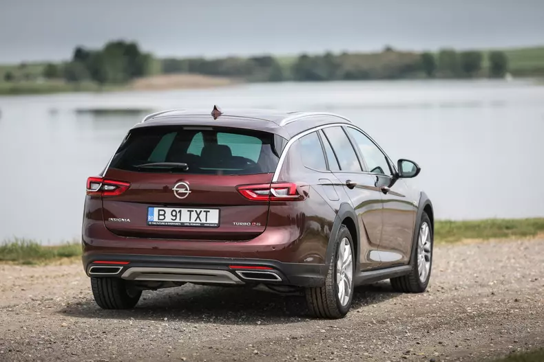 opelinsigniaCOUNTRYTOURER09