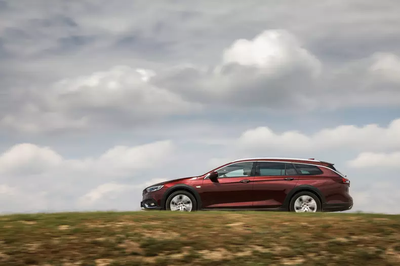 opelinsigniaCOUNTRYTOURER21