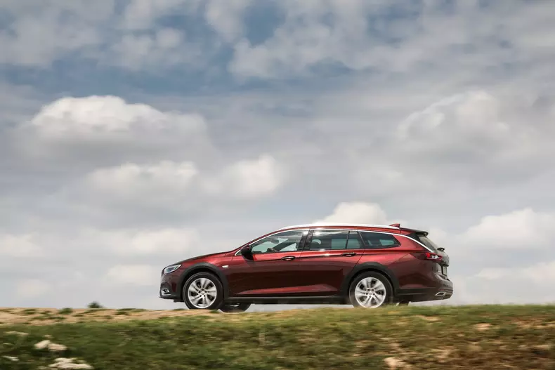 opelinsigniaCOUNTRYTOURER22