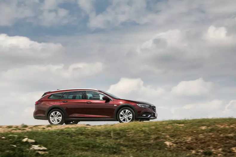 opelinsigniaCOUNTRYTOURER23