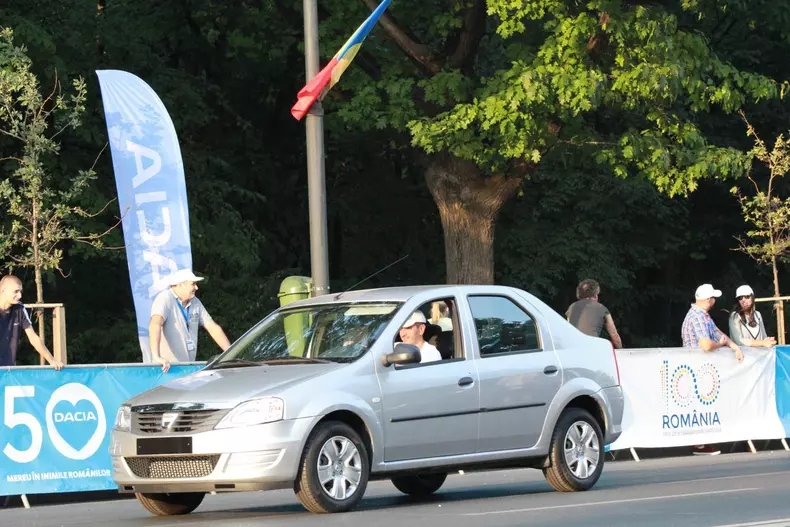 Dacia 50 de ani parada001