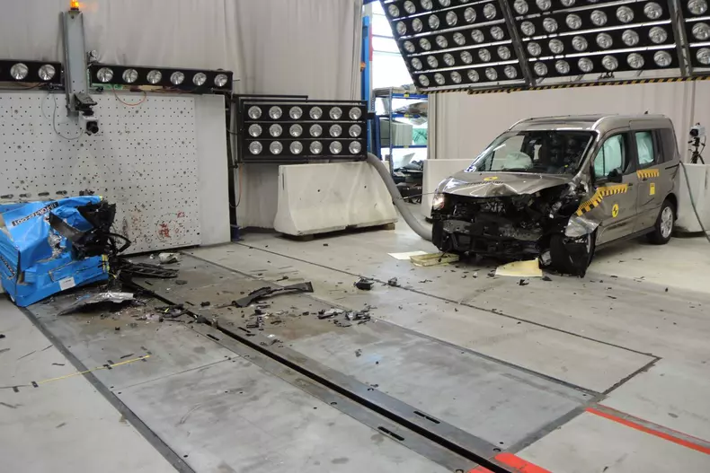 Ford Tourneo Connect 2018 crashtest EuroNCAP02