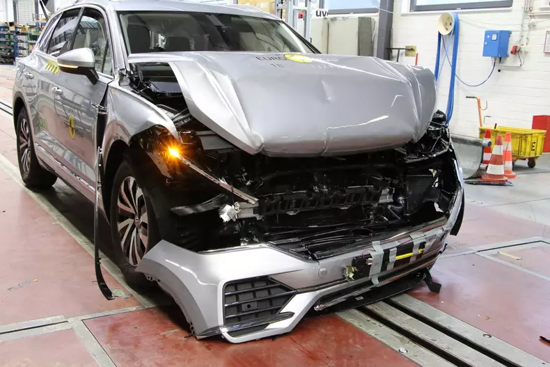 Volkswagen Touareg 2018 crashtest EuroNCAP03