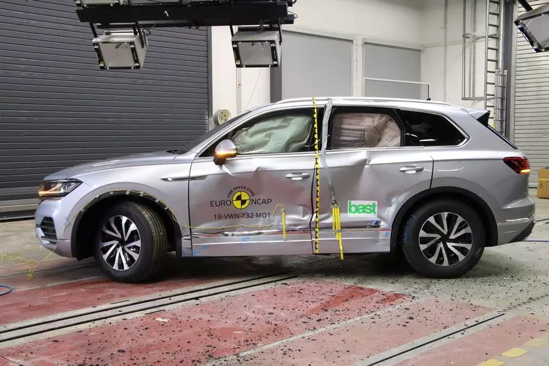 Volkswagen Touareg 2018 crashtest EuroNCAP06