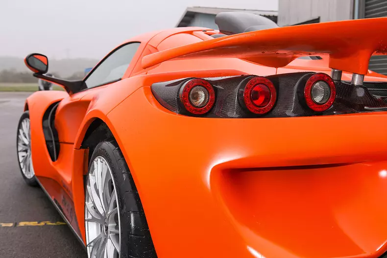 Sin-R1-orange-Heckansicht-1200×800-86ed075e2f8bfdd1